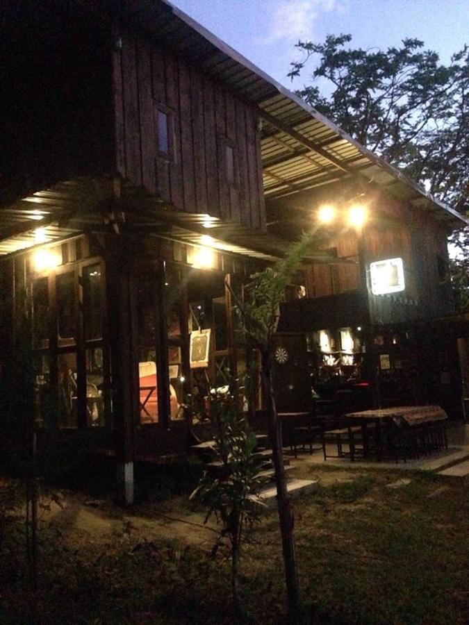 The Shadow House & Bar Hotel Koh Phayam Buitenkant foto