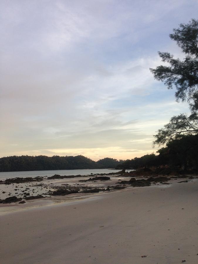 The Shadow House & Bar Hotel Koh Phayam Buitenkant foto
