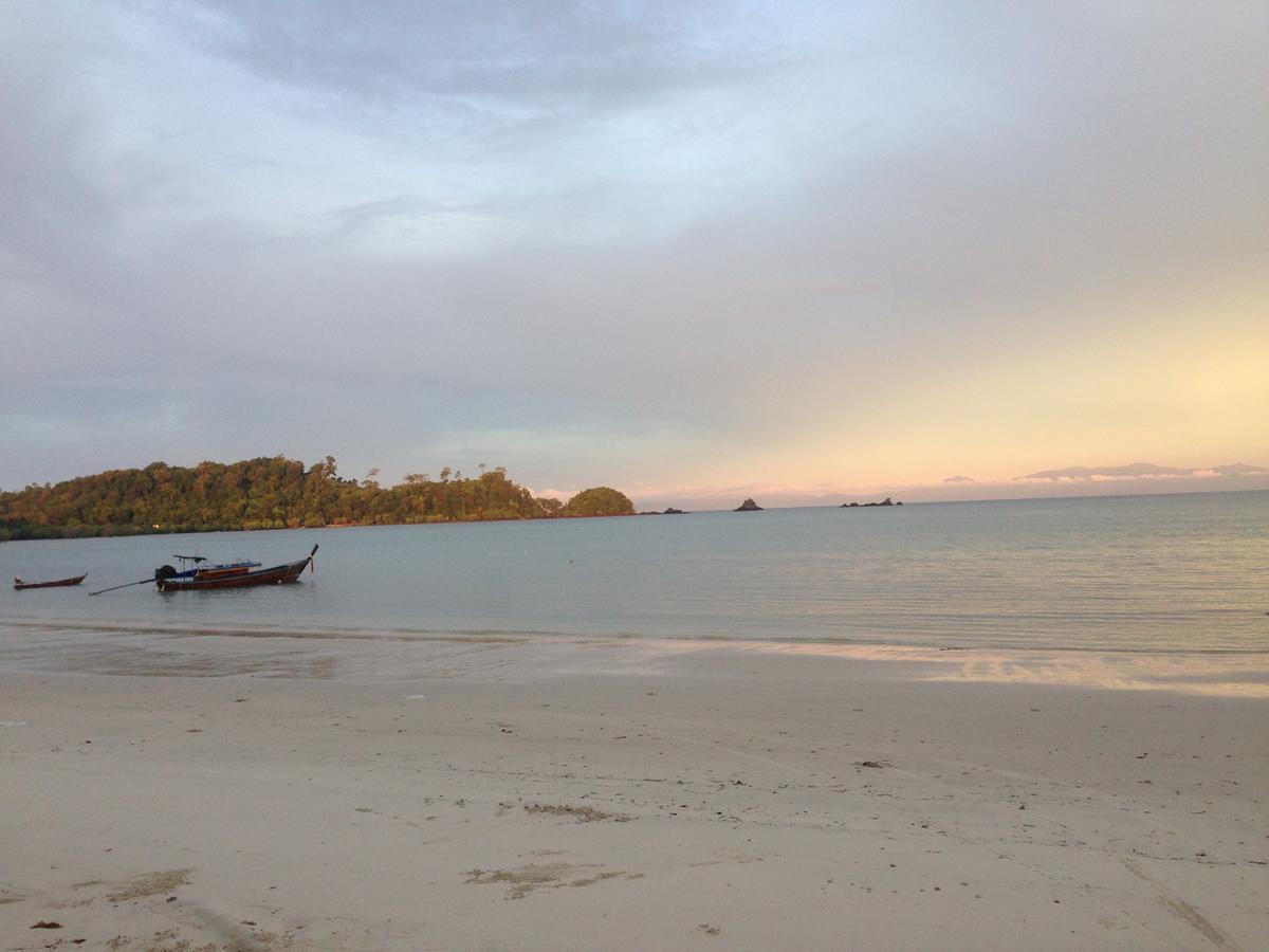 The Shadow House & Bar Hotel Koh Phayam Buitenkant foto