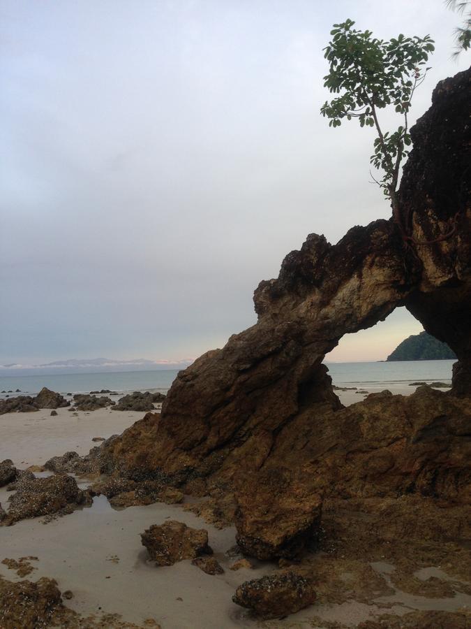 The Shadow House & Bar Hotel Koh Phayam Buitenkant foto